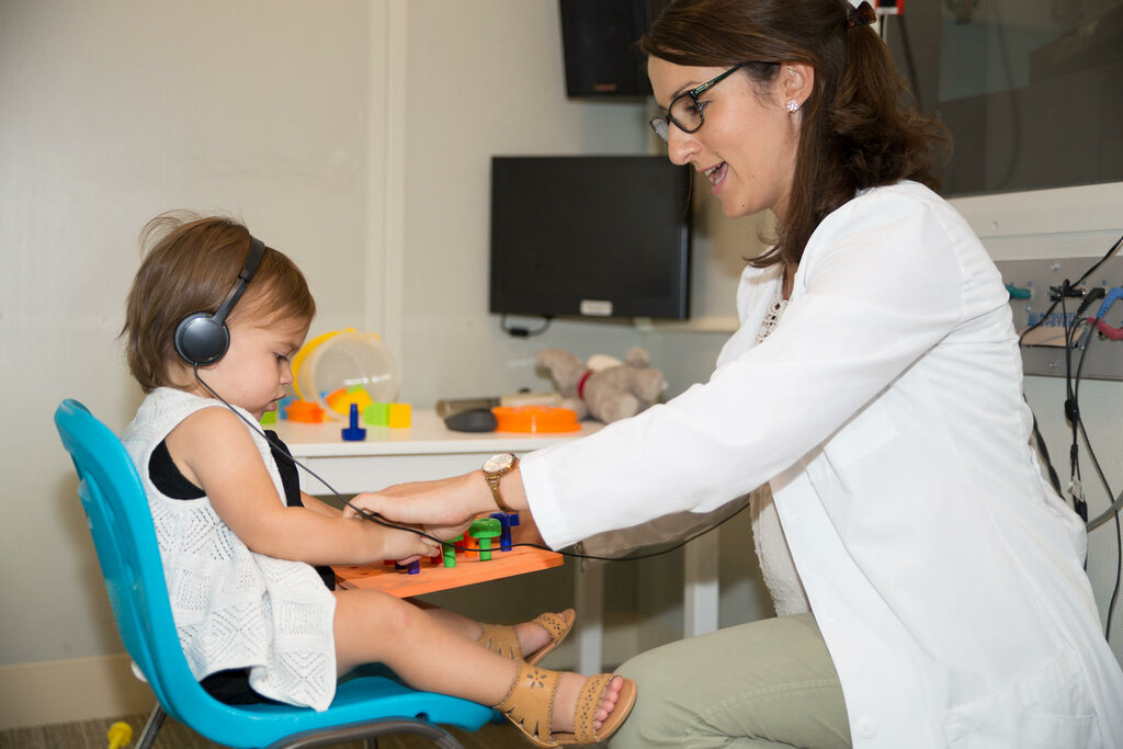 Сурдологи: Эксперты в области слуховых расстройств и реабилитации